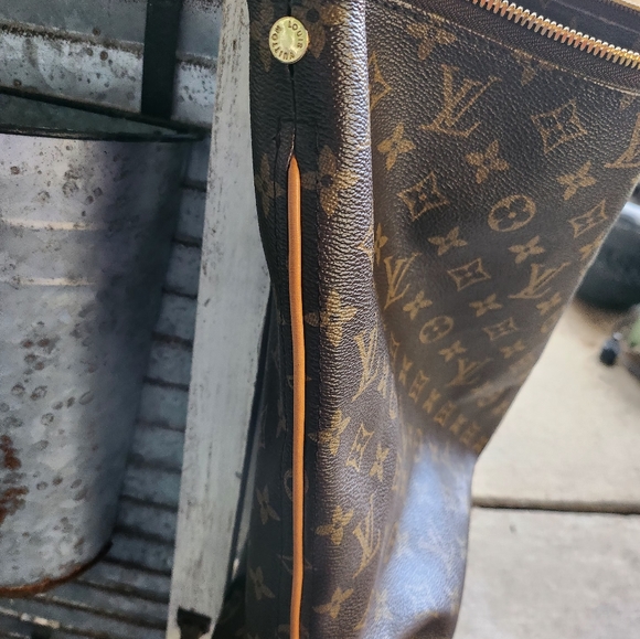 HOBO TYPE LEATHER BAG BY LOUIS VUITTON - Picture 5 of 11